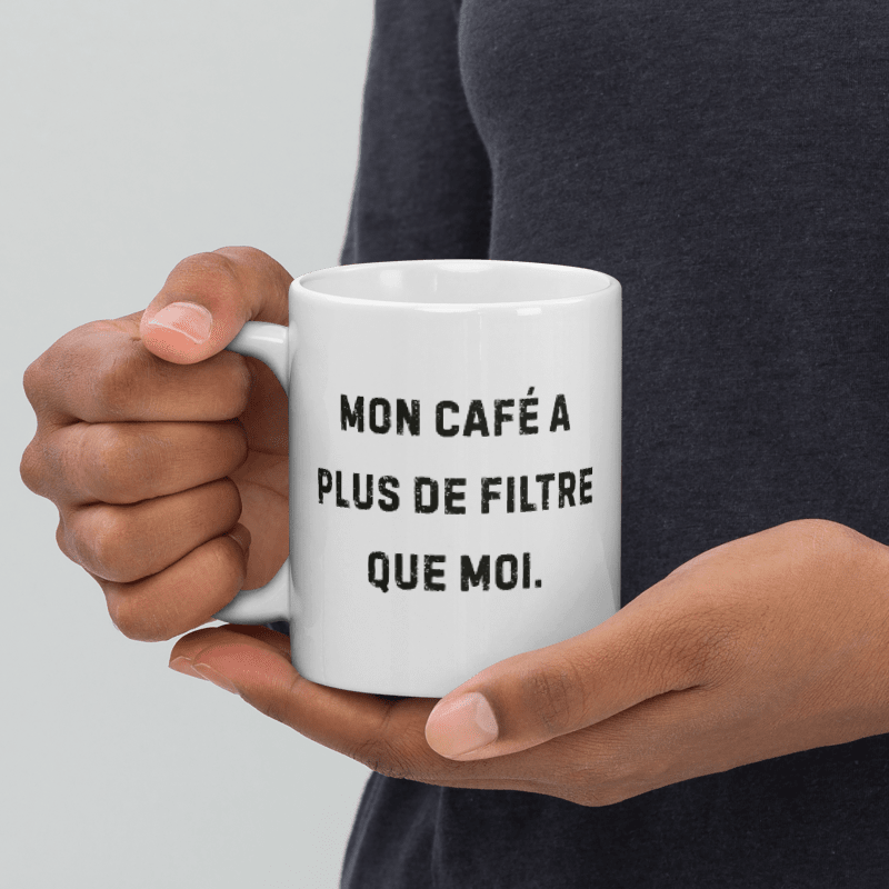 Mug Blanc Brillant “Plus de filtre que moi” – Vérités servies noires
