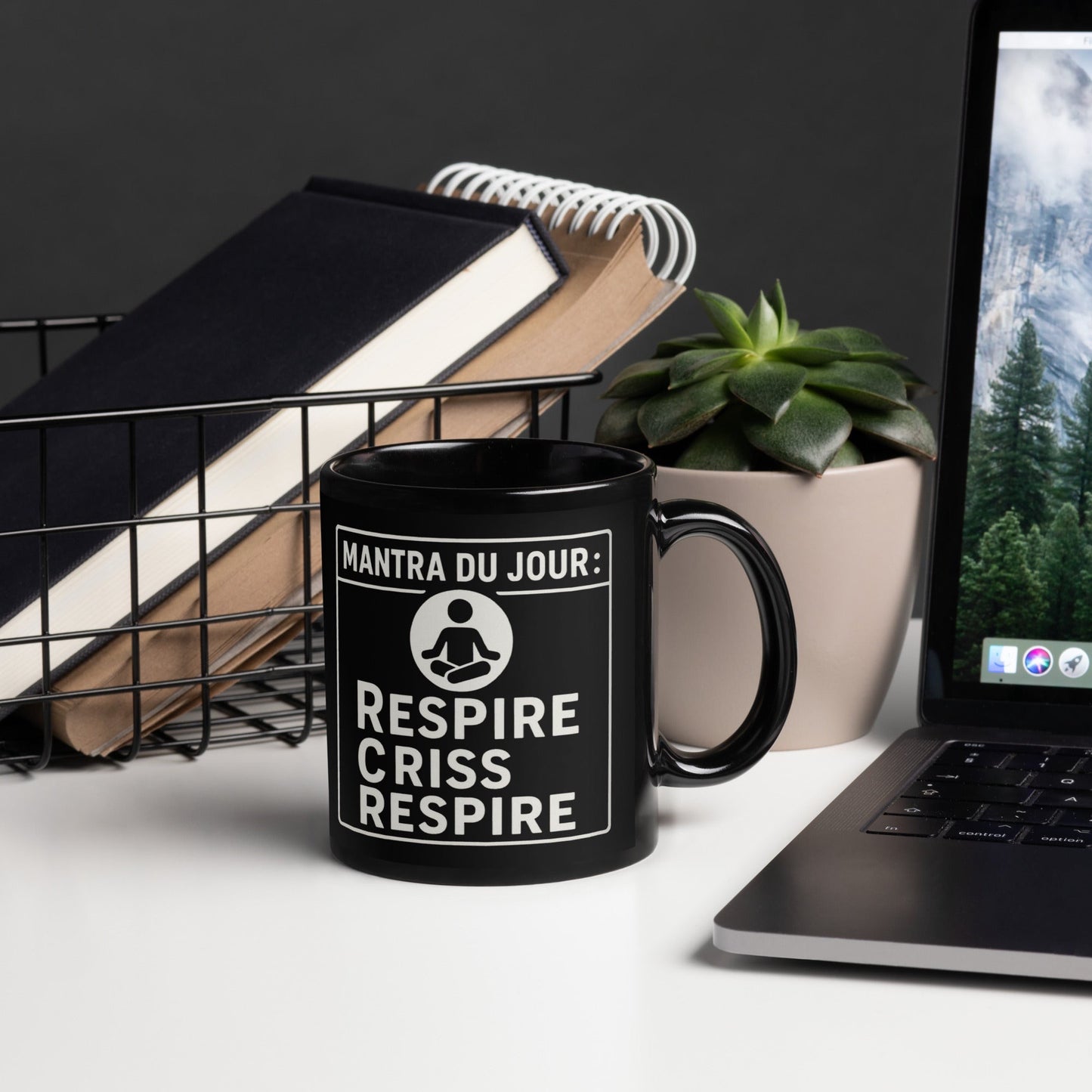 Mug brillant noir Mantra du jour” — Respire, criss, respire.