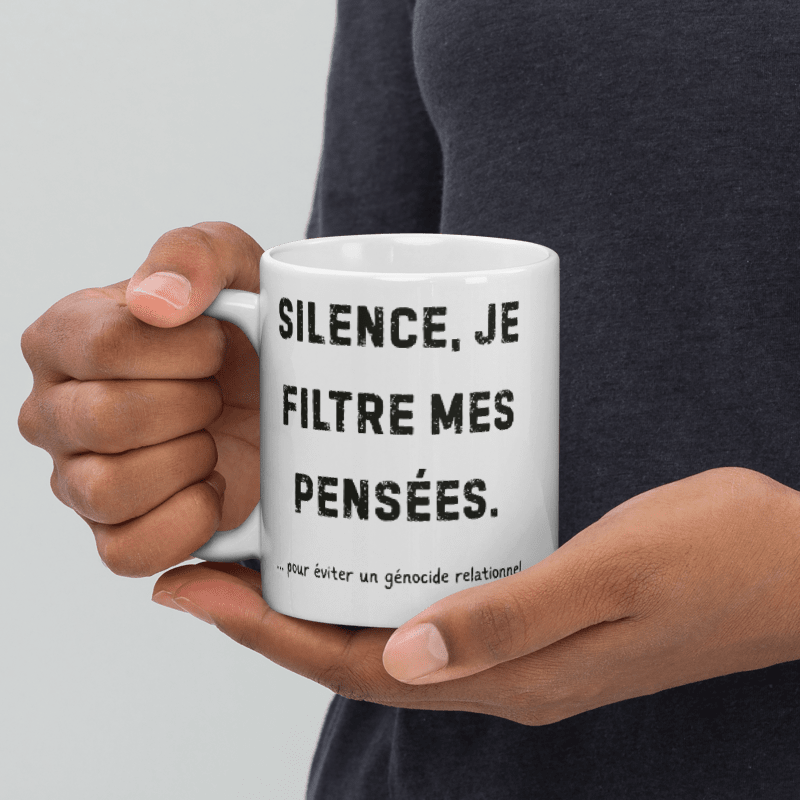 Mug Blanc Brillant “Silence, je filtre mes pensées” — Approuvé par Polo
